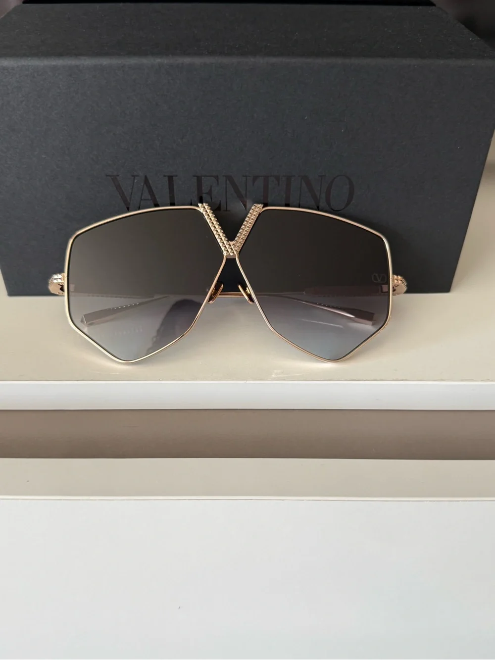 Valentino VLS-115A Gold Geometric Shield Sunglasses Gray Gradient | New - Picture 2 of 8